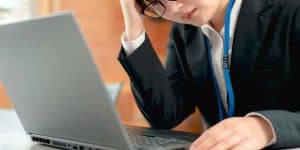 考え込む女性社員