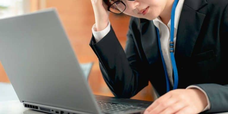 考え込む女性社員