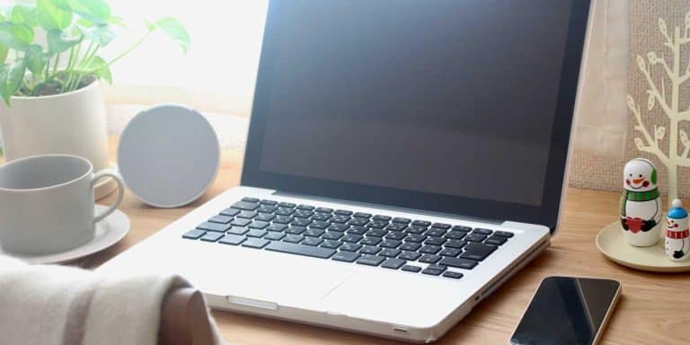 パソコンと自宅の机