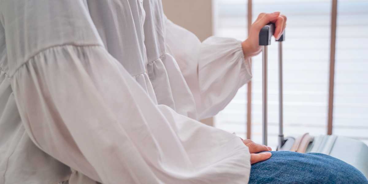 社員旅行で気分が乗らない女性