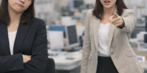 女性社員に言い寄る女性社員