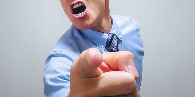 厳しく対応する男性社員