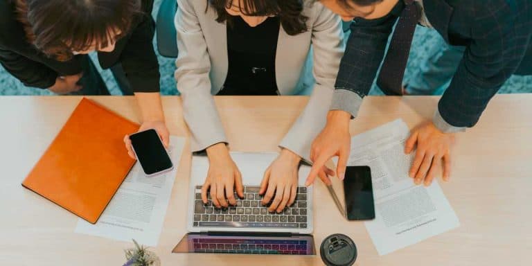 ミーティングする社員