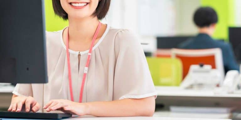 職場で笑顔で仕事する女性スタッフ