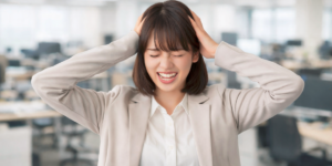 頭を抱える女性社員