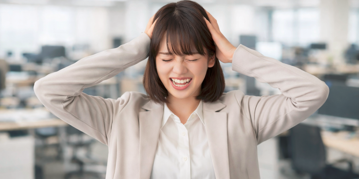 頭を抱える女性社員