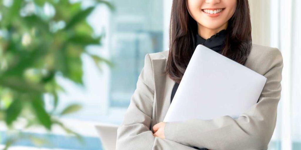 笑顔の総務女性