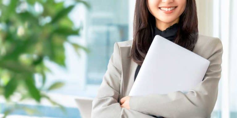 笑顔の総務女性