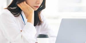 悩む総務女性