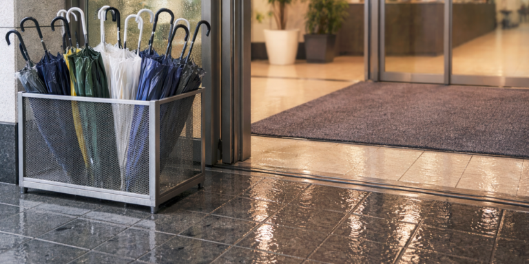 雨の日の会社の玄関