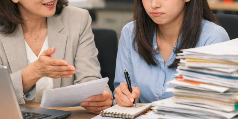 業務の引継ぎをする2人の女性社員