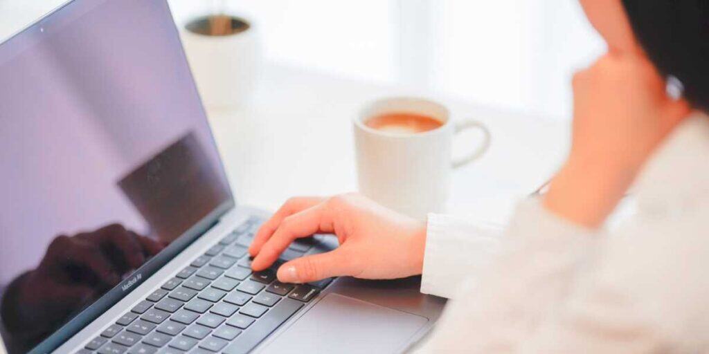 パソコンを見て悩む女性社員