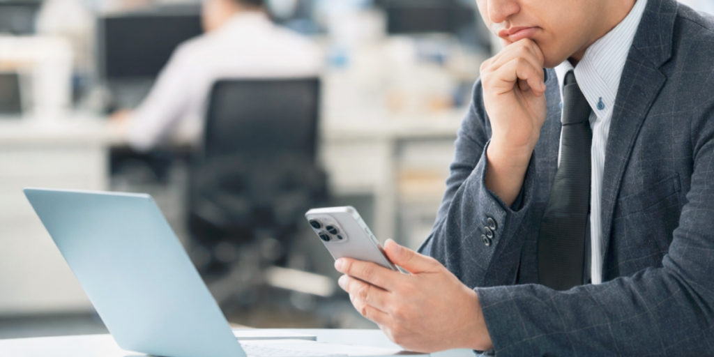 暇そうにする男性社員