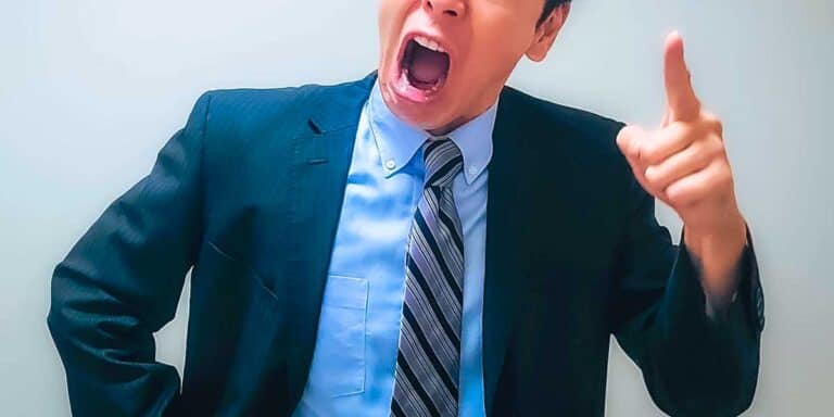 クレームを入れる男性社員