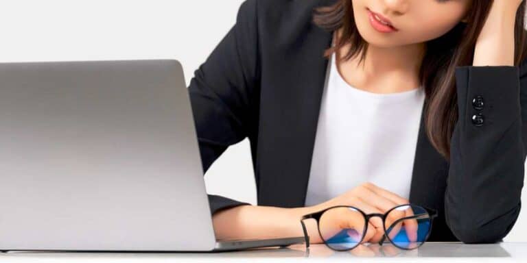 仕事が多くて悩む総務女性