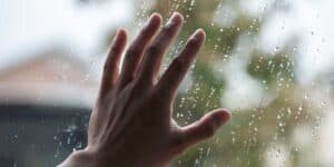 雨の日の窓ガラス