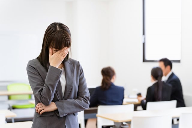 悩む女性社員