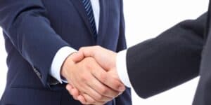 握手する男性社員