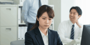 居心地が悪そうな総務女性社員