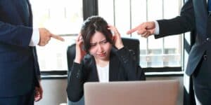 男性社員から板挟みにあいストレスを感じる女性社員