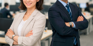 誇らしげに立つ社員