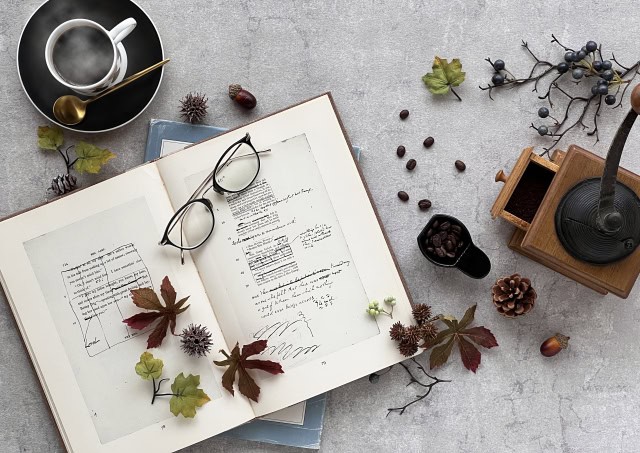 コーヒーや読書で休日をリラックス