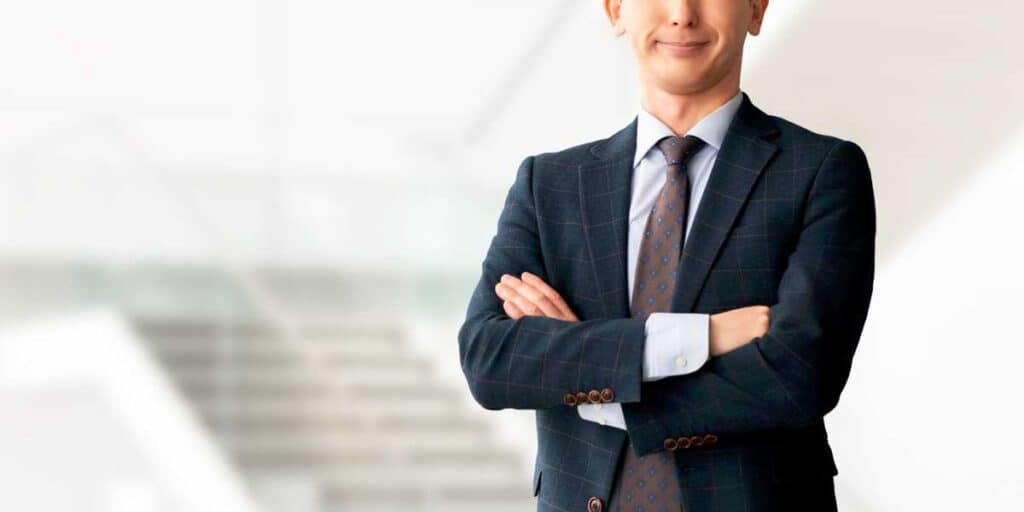 腕組みする男性社員
