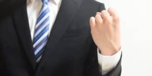 ガッツポーズをする男性社員