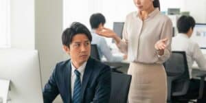 執拗に総務から指示されてうんざりする男性社員