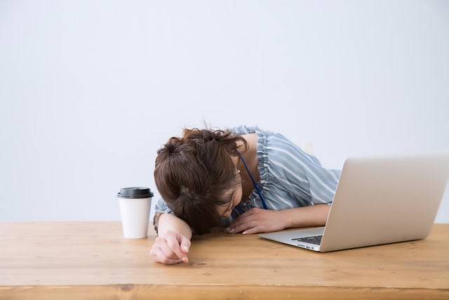 パソコンでの作業がやる気がなくやることが継続できない女性