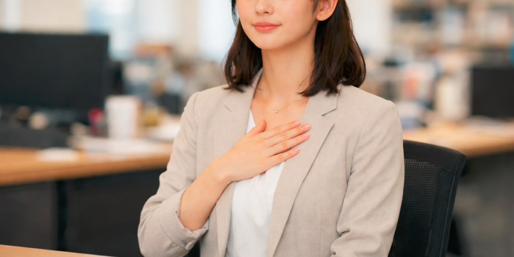 心を落ち着かせる女性社員