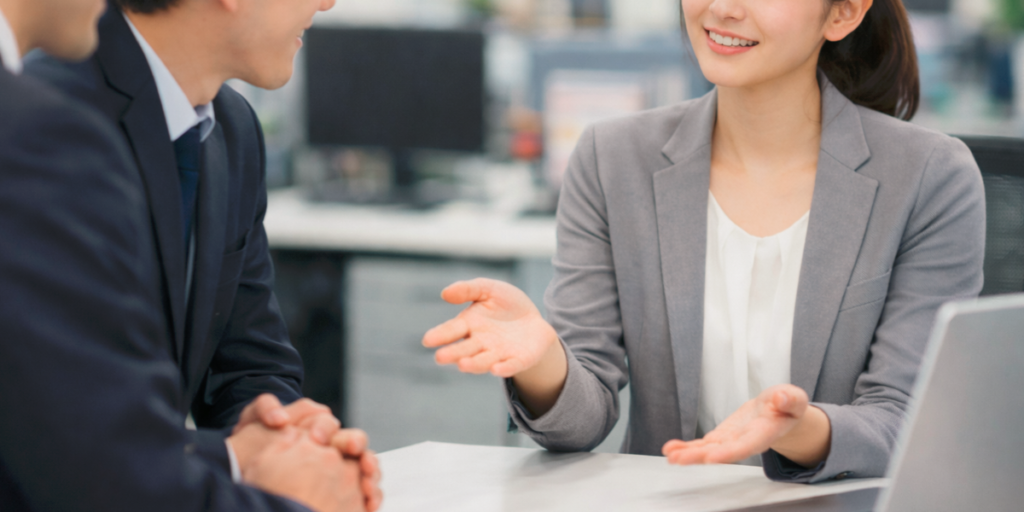男性社員からの相談に対応する女性社員