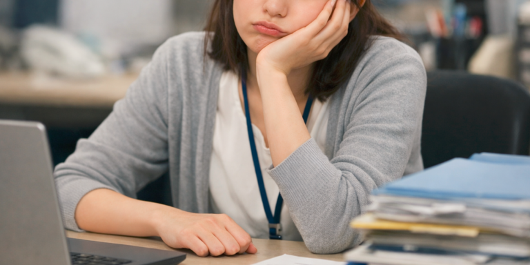 つまらなそうにする女性社員