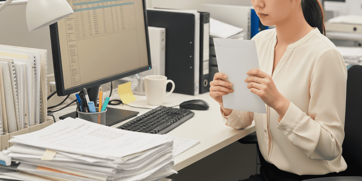 退職届を出すか迷っている女性社員