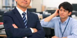 偉そうな男性社員に悩む若い社員