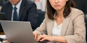 男性社員の気配にうんざりしている女性社員