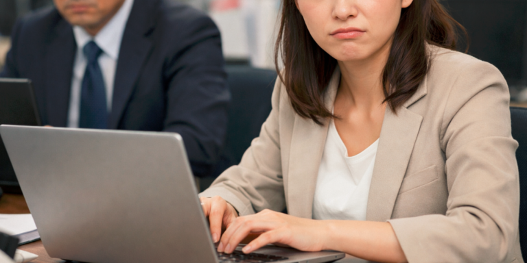 男性社員の気配にうんざりしている女性社員