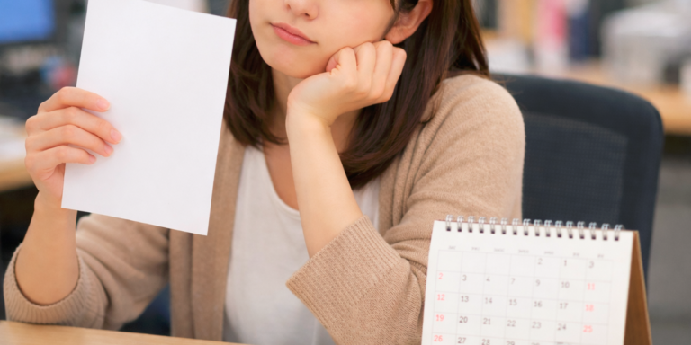 有給届を出すか迷う女性社員