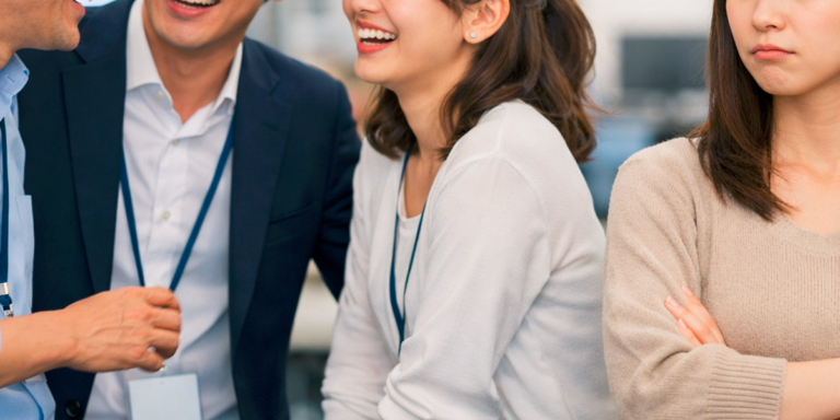 談笑している3人にうんざりしている女性社員
