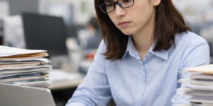 非効率な作業に悩む女性社員