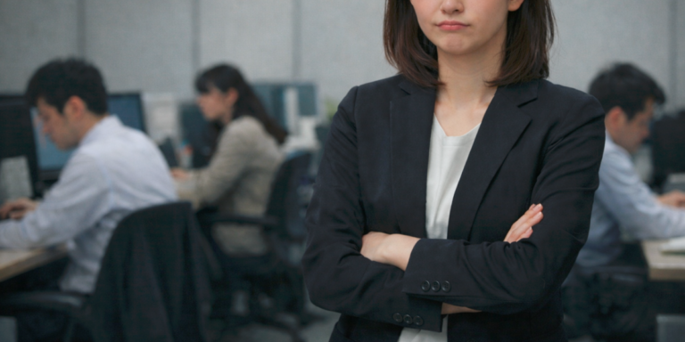 職場の雰囲気に悩む女性社員