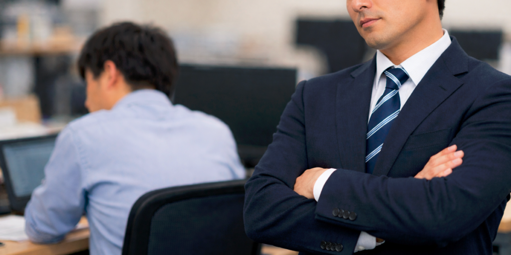 社員を見つめる男性社員