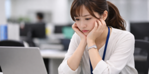 落ち込む女性社員