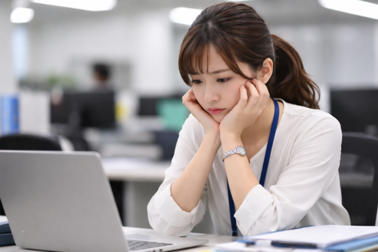 落ち込む女性社員