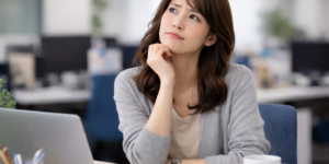 想いに更ける女性社員